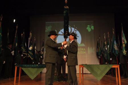 9_Predsednik LZS Kovšca izroča prapor predsedniku PBZLD B. Štembergerju